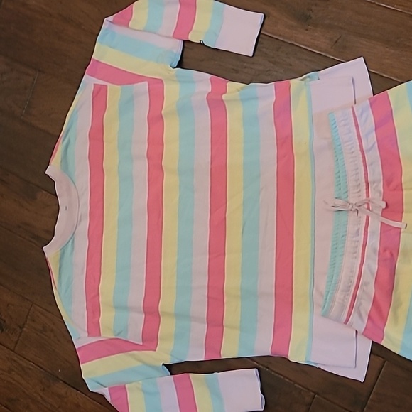 Cabana by Crown & Ivy short set. Top is Medium & Shorts are Large - Picture 3 of 10